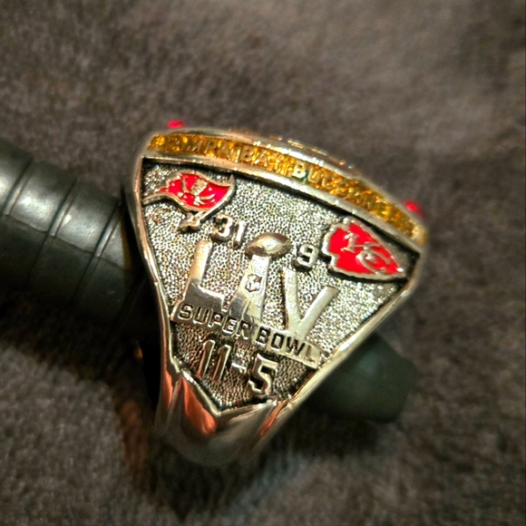 Buccaneers Tampa Bay Brady Super Bowl ring - Picture 4 of 6